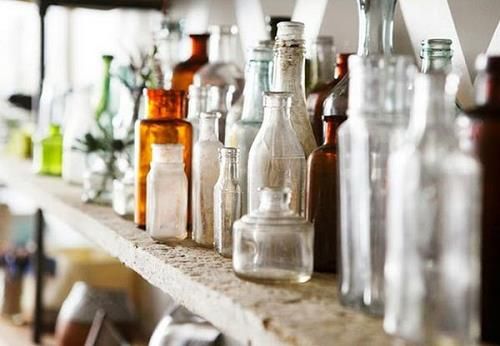 Chai lọ không còn sử dụng nữa thì nên loại bỏ, tránh để chúng trong nhà làm ảnh hưởng đến không gian. Chúng không những chiếm diện tích mà còn mang đến năng lượng xấu, đồng thời có thể tượng trưng cho sự thiếu thốn, nghèo nàn. Chỉ giữ lại những đồ dùng cần thiết và còn sử dụng được, còn những thứ đã cũ, hư hỏng thì nên vứt bỏ hoặc bán đi.