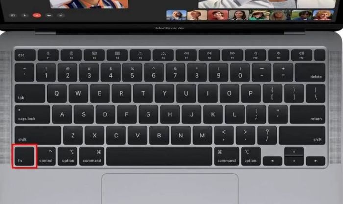 Sử dụng các phím tăng giảm trên bàn phím MacBook để điều chỉnh âm lượng