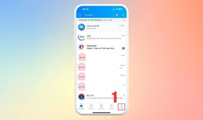Khởi động ứng dụng Zalo và vào phần Cá nhân
