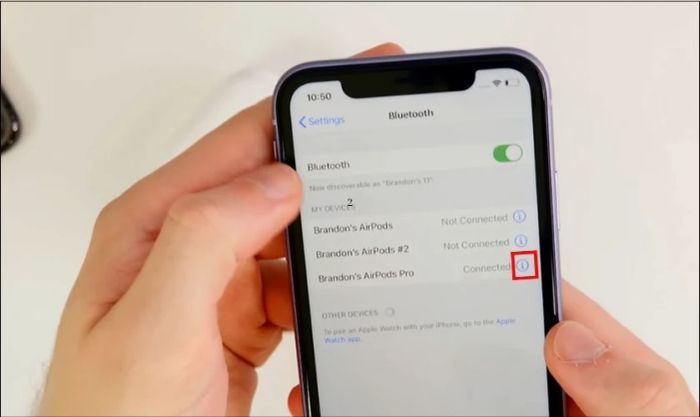 Trên iPhone, vào mục Bluetooth, rồi nhấn vào biểu tượng chữ i bên cạnh tên AirPods Pro để tiếp tục.