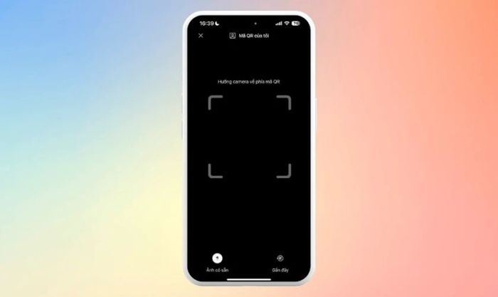 Dùng điện thoại của người cần theo dõi để quét mã QR
