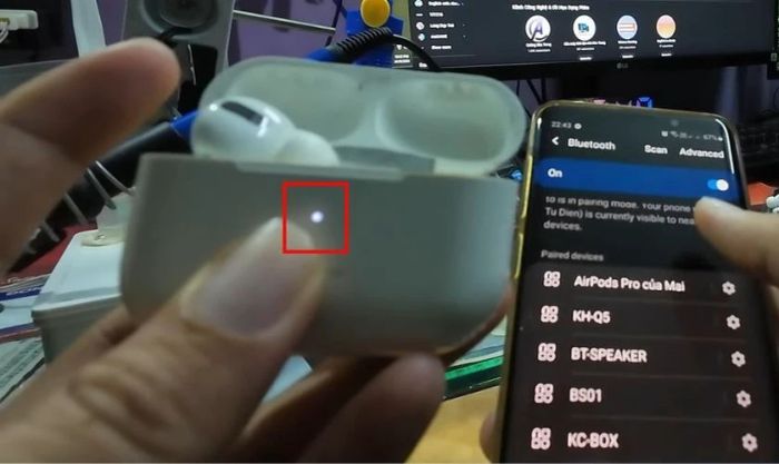 Mở nắp hộp AirPods Pro, nhấn giữ nút ở mặt sau cho đến khi đèn nhấp nháy trắng.