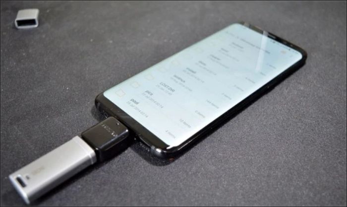 Cắm một đầu cáp OTG vào cổng sạc của điện thoại