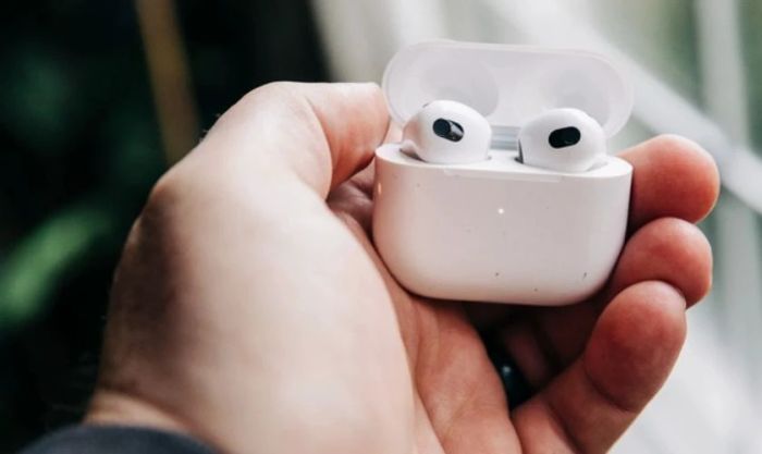 Nhấn và giữ nút phía sau hộp sạc AirPods Pro cho đến khi đèn sáng nhấp nháy màu trắng.