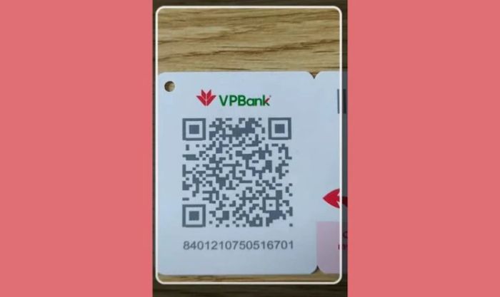 Hướng camera điện thoại vào mã QR trên thẻ sim