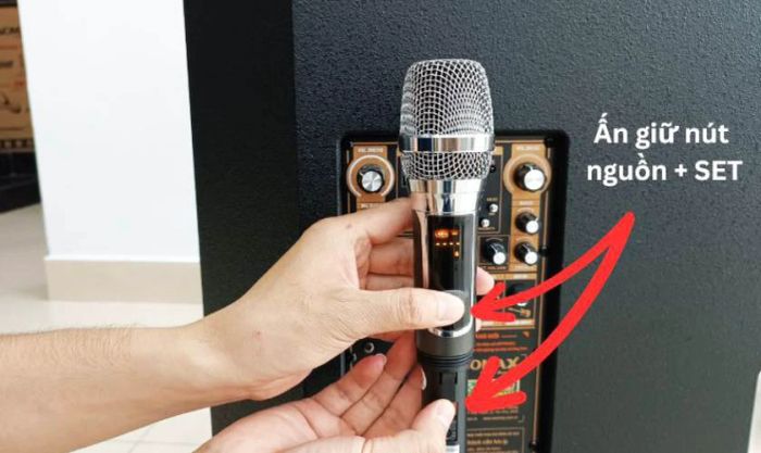 Giữ nút nguồn và nút SET