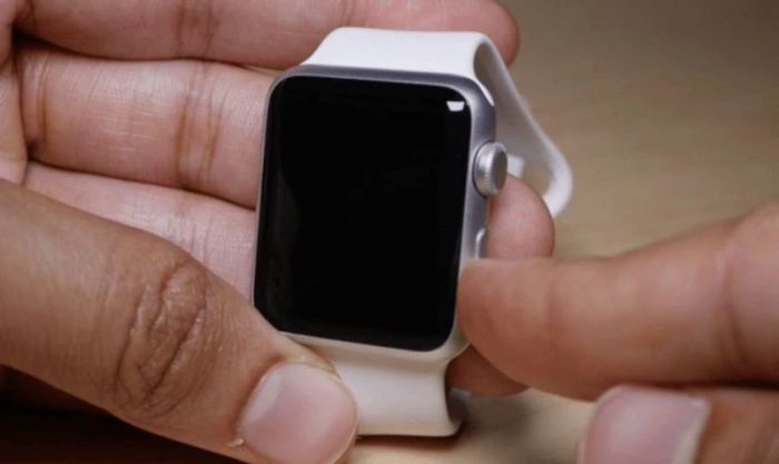 Hướng dẫn cách bật nguồn Apple Watch: Nhấn và giữ nút bên cạnh để khởi động thiết bị