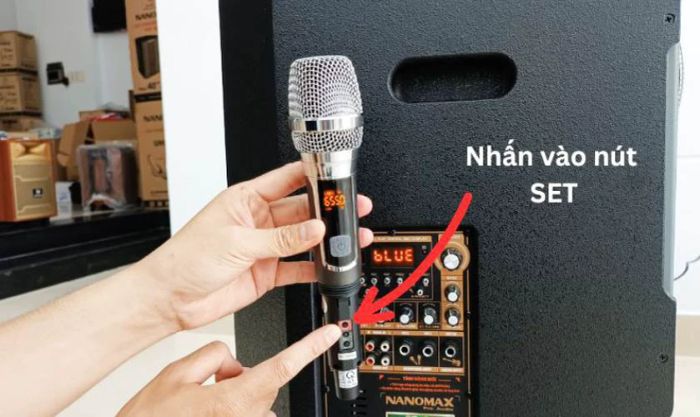 Nhấn nút SET một hoặc nhiều lần để điều chỉnh tần số phù hợp với loa
