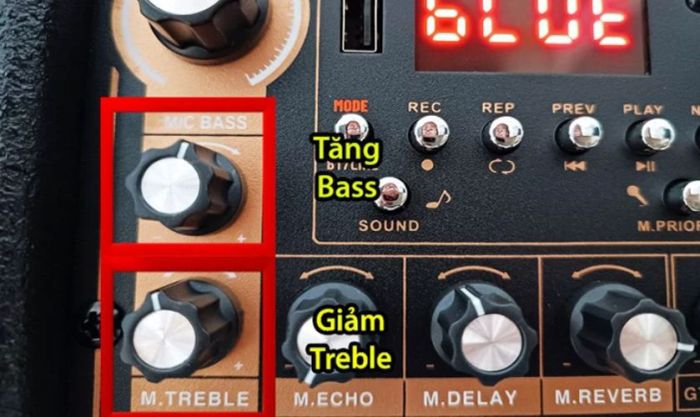 Kéo chỉnh MIC để điều chỉnh âm thanh phù hợp với giọng hát của bạn
