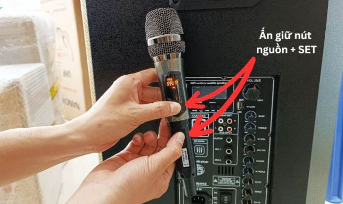 Giữ nút SET và nút nguồn