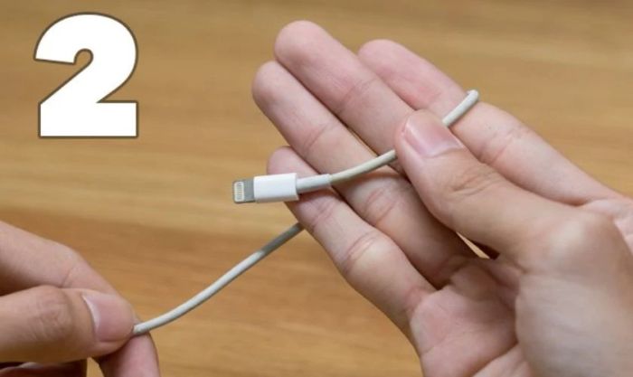 Cuộn dây sạc quanh 4 ngón tay theo hình vòng tròn