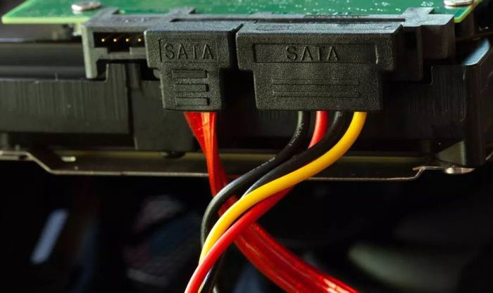 Bước 3: Kết nối cáp SATA và dây nguồn vào ổ cứng