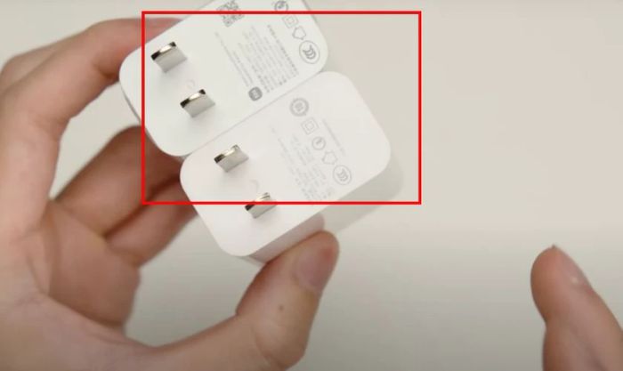 Phân biệt dựa trên thông tin in trên củ sạc