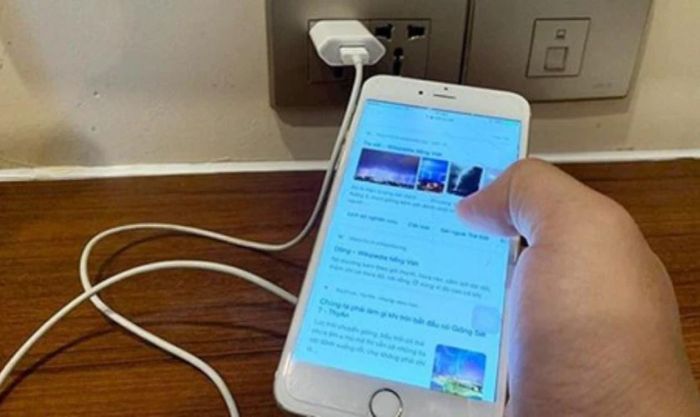 Không nên vừa sạc vừa sử dụng điện thoại