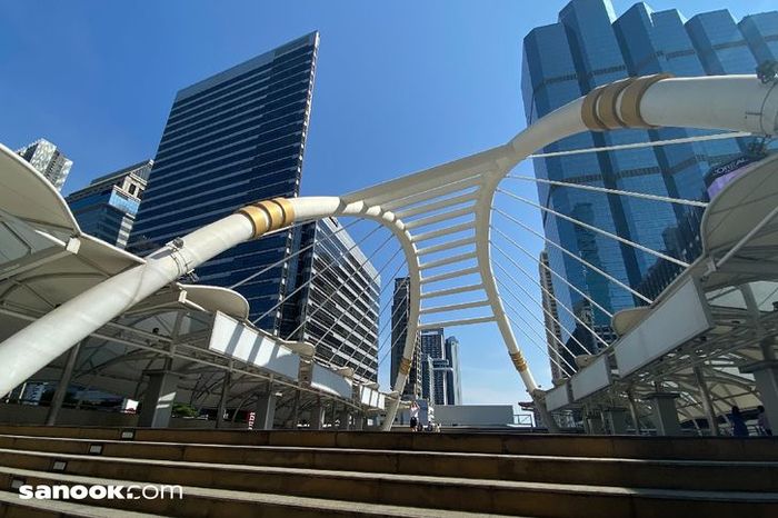 ทางเดินสกายวอล์กช่องนนทรีที่เชื่อมต่อกับสถานี BTS ช่องนนทรี