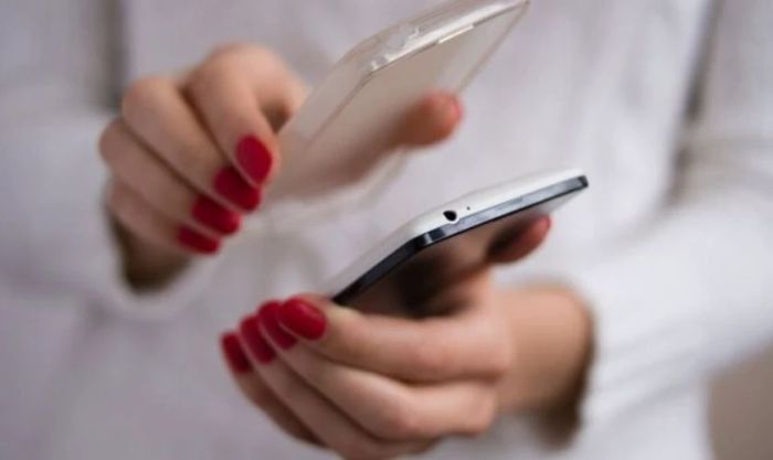 Tháo ốp lưng điện thoại khi sạc pin