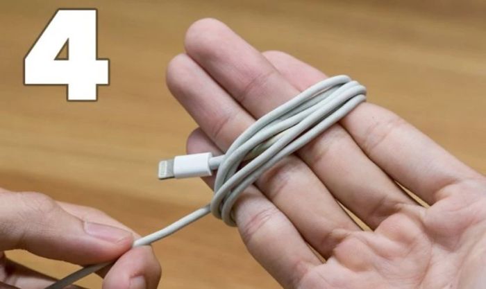 Quấn dây thành các vòng tròn liên tục cho đến khi hết chiều dài dây
