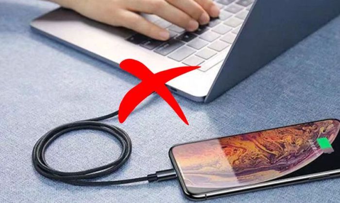 Sạc từ ổ điện thay vì qua cổng USB