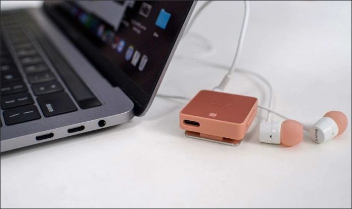 Cách sạc tai nghe Bluetooth khi không có củ sạc: Dùng cáp kết nối với laptop