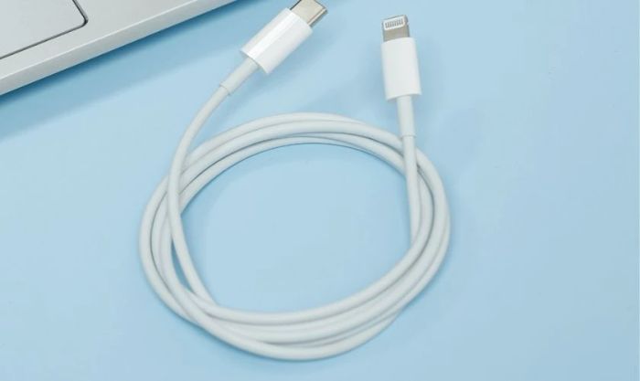Hướng dẫn chi tiết cách quấn dây sạc theo hình vòng tròn