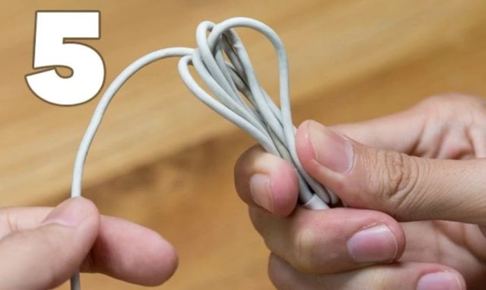 Tháo vòng tròn đã cuộn và buộc cố định phần giữa của dây