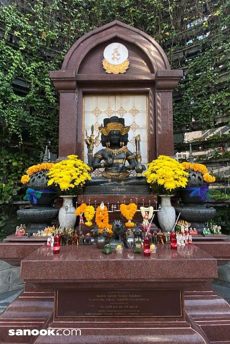 พระตรีมูรติที่ตั้งอยู่ที่ตึกเอ็มไพร์ ทาวเวอร์ เป็นที่เคารพนับถืออย่างแพร่หลาย