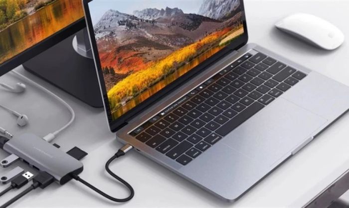 Dùng Adapter đa năng là cách sạc laptop khi không có sạc đơn giản và hiệu quả.