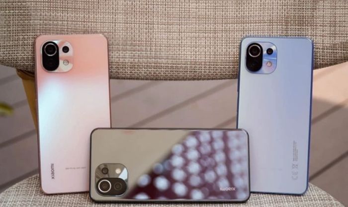 Kiểm tra thiết kế bên ngoài của máy Xiaomi