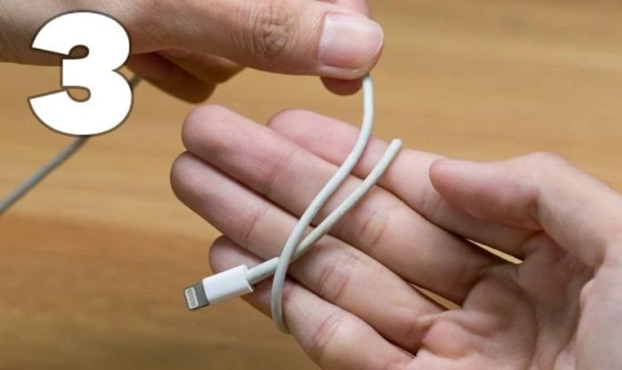 Quấn một vòng dây để cố định đầu dây sạc một cách chắc chắn