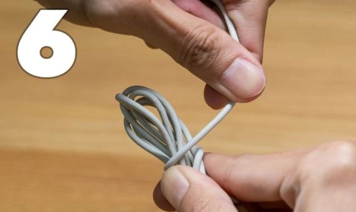 Quấn chặt lại để tạo thành hình dạng giống chiếc nơ