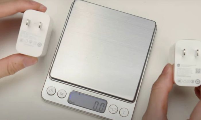 Phân biệt củ sạc dựa trên trọng lượng
