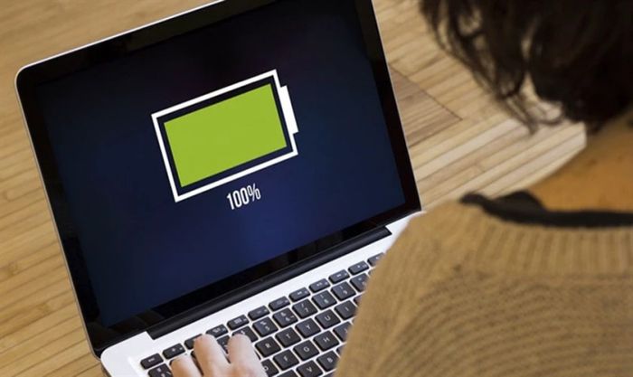 Có nên để pin laptop ở mức 100% khi cắm sạc không?