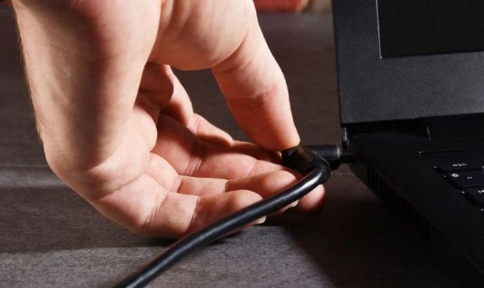 Tránh để laptop sập nguồn trong quá trình sạc pin laptop Acer