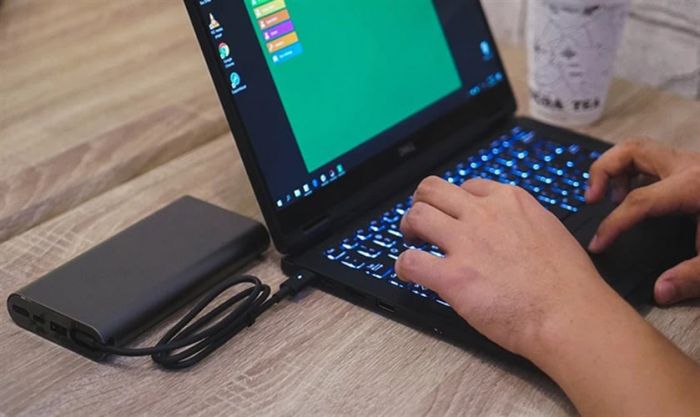 Cách sạc pin laptop Acer mới mua - Không nên vừa sạc vừa sử dụng khi pin chưa đầy