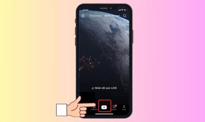 Khởi chạy ứng dụng TikTok trên điện thoại và chọn biểu tượng Tải lên
