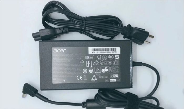 Sử dụng bộ sạc chính hãng để sạc pin laptop Acer mới mua