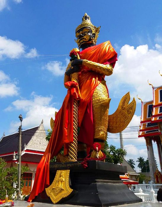 มีความเชื่อว่าสัญลักษณ์เทพที่ฐานของท้าวเวสสุวรรณคือพญาปุริสาท