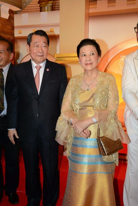 เจ้าสัวธนินท์มักกล่าวเสมอว่า คุณหญิงเทวี คือ 'นางฟ้าในชีวิตจริง' ของเขา