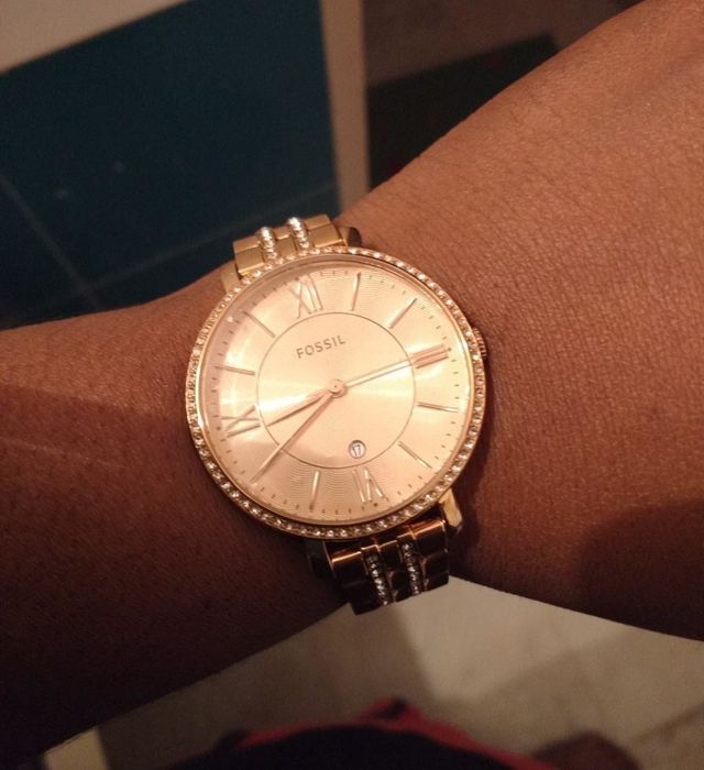 Close-up image of the Fossil watch in the Rose Gold Glitz style