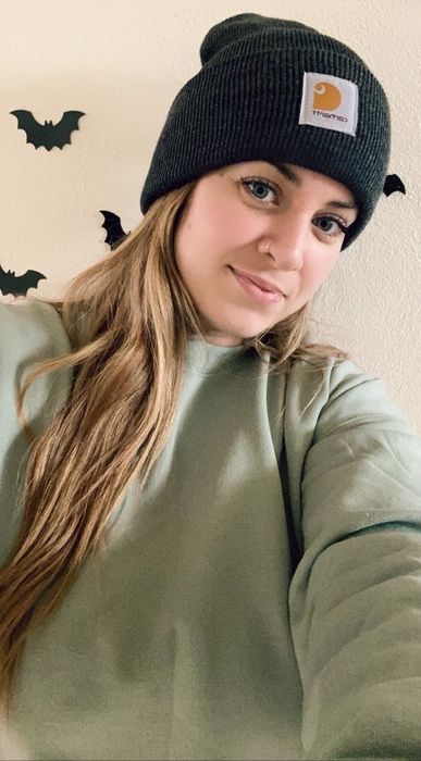 Reviewer wearing a black Carhartt beanie