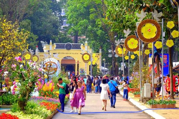 Hội hoa xuân Tao Đàn Tết Ất Tỵ 2025 khoe sắc hoa rực rỡ giữa lòng Sài Gòn.