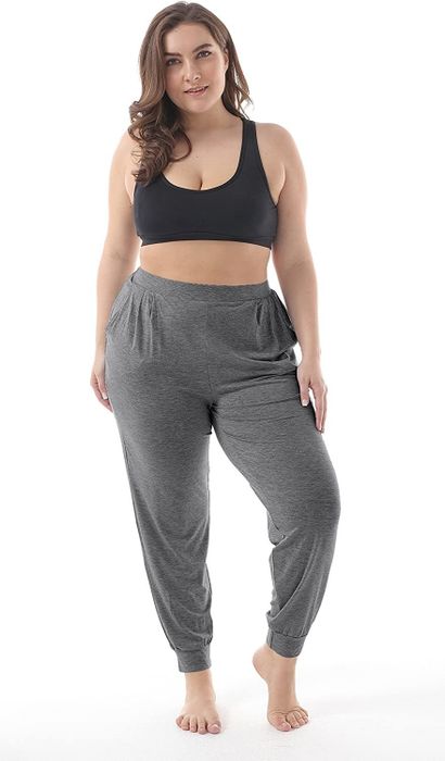 A model wearing gray sweatpants