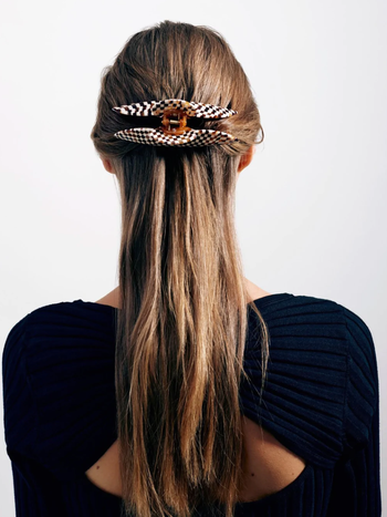 model wearing the jumbo heirloom claw clip in her hair