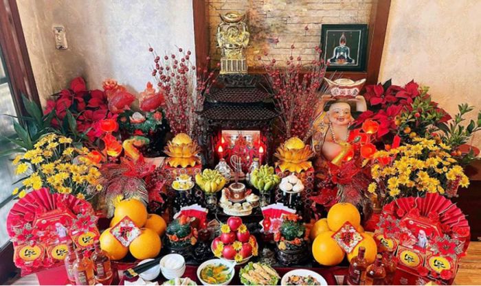 Không nên đặt bàn thờ Thần Tài chung với bàn thờ tổ tiên