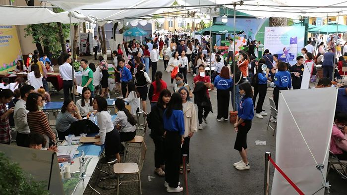 Bên cạnh học phí, Học viện Ngân hàng cũng yêu cầu sinh viên đóng một số khoản phụ thu bắt buộc