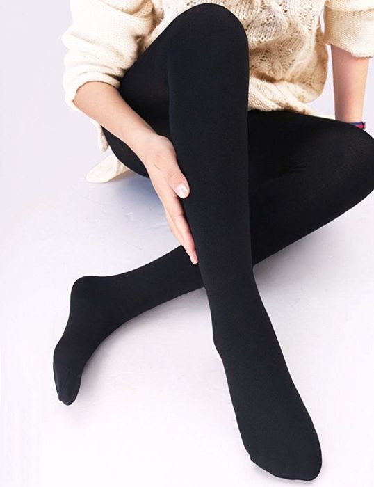 A model wearing the black tights