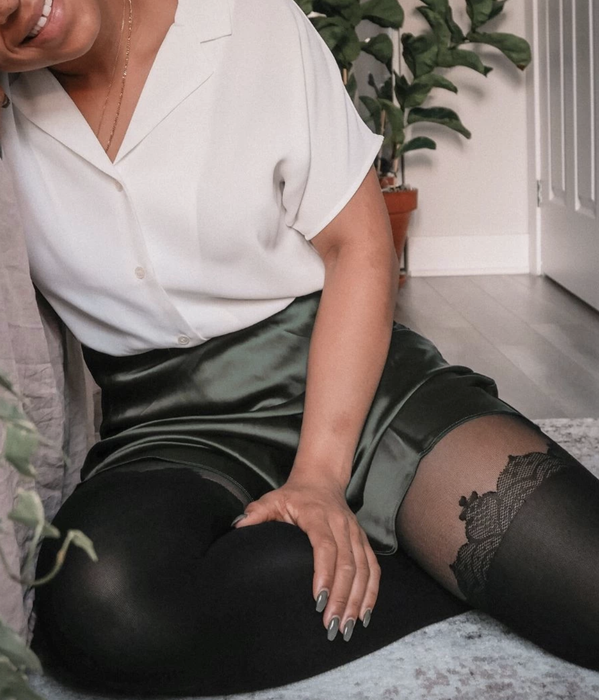 A model wearing the black tights