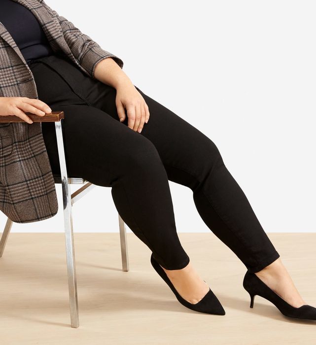 A model wearing the black jeans