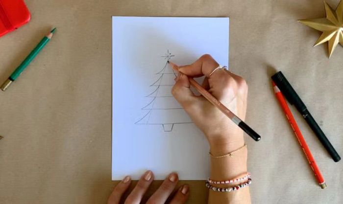 Hướng dẫn vẽ cây thông Noel - Thêm ngôi sao trang trí trên đỉnh