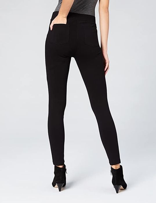 A model showcasing black leggings with back pockets
